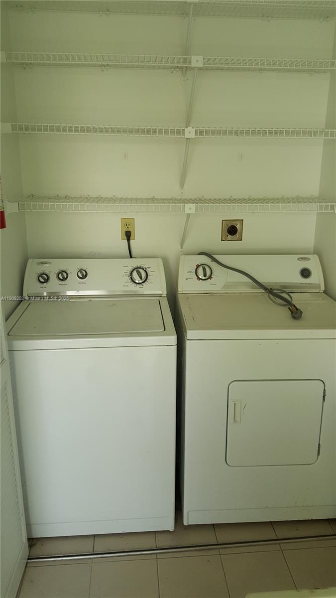 VILLAS OF DEERWOOD REPLAT - Residential Lease