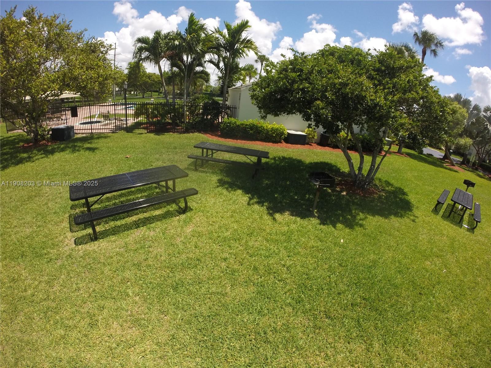 VILLAS OF DEERWOOD REPLAT - Residential Lease