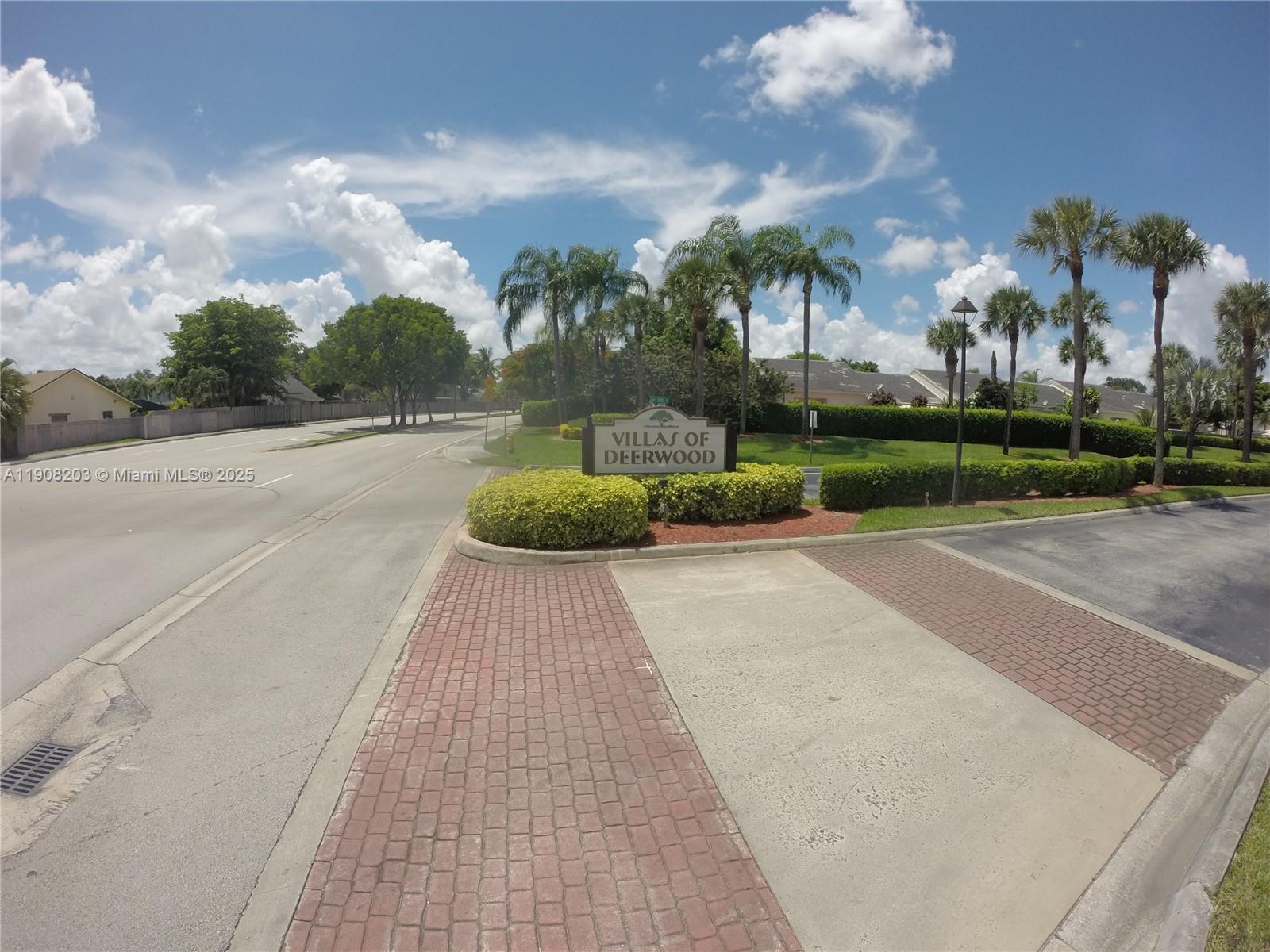 VILLAS OF DEERWOOD REPLAT - Residential Lease