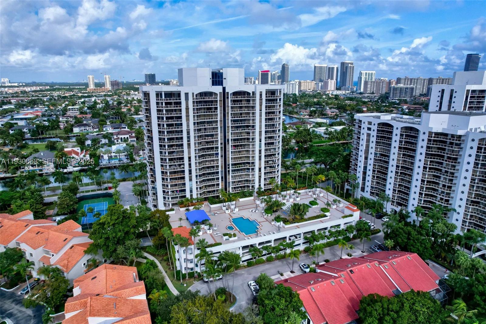 HARBOR TWS AT THE WATERWA - Residential