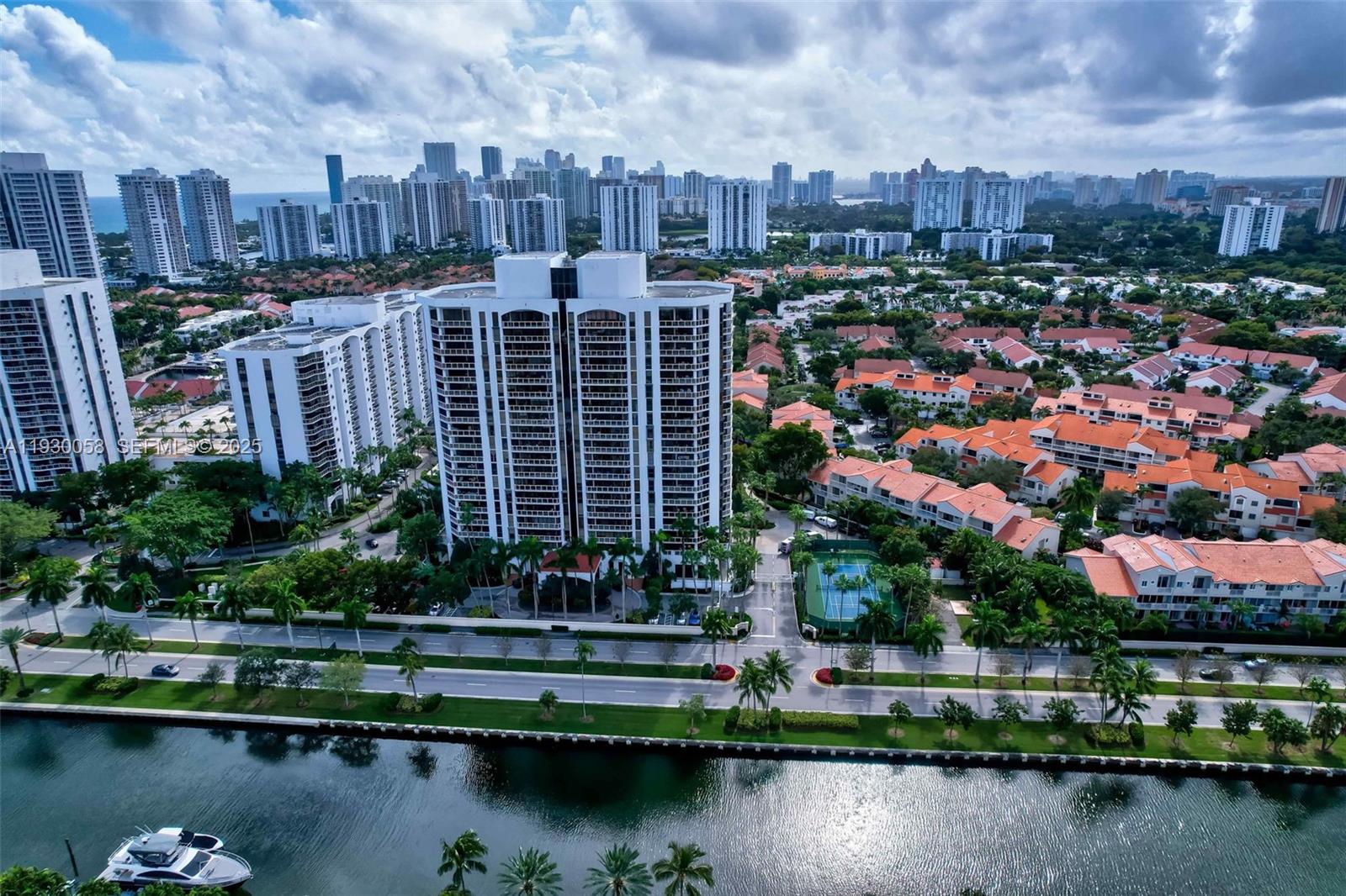 HARBOR TWS AT THE WATERWA - Residential