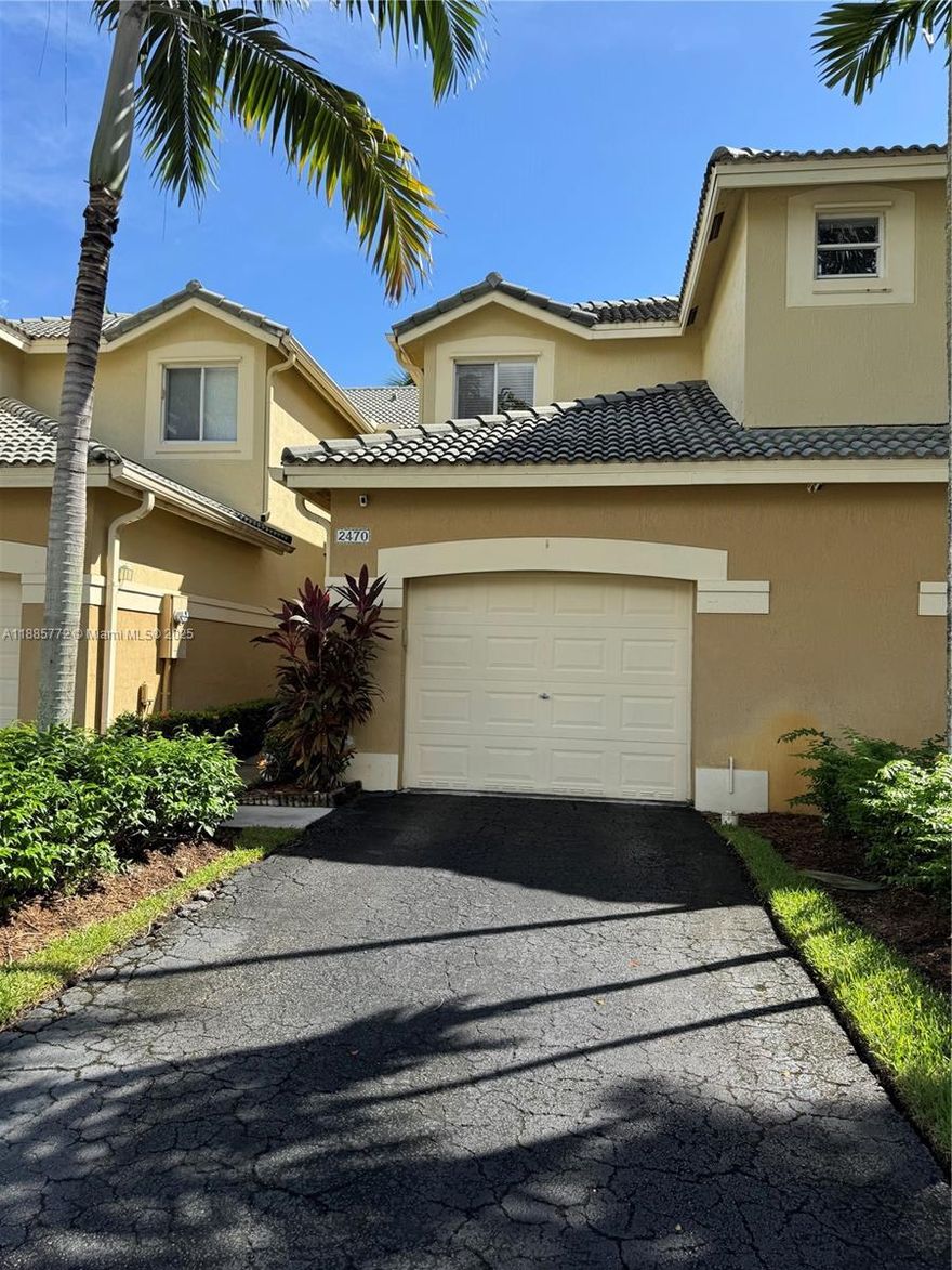 BEAUTIFUL TOWNHOUSE WITH WATERFRONT IN SAN MATEO IN WESTON!!! GATED ENTRY, HAS 3Br AND 2Baths. RENOVATED KITCHEN WITH QUARTZ COUNTERTOPS, NEW CABINETS, NEW MASTER BATHROOM AND RENOVATED BATHROOMS. COOMUNITY POOL AND EXCELLENT PUBLIC SCHOOLS. CONVENIENT LOCATION CLOSE TO PUBLIX, RESTAURANTS AND I75 HIGHWAY. EASY TO SHOW!!