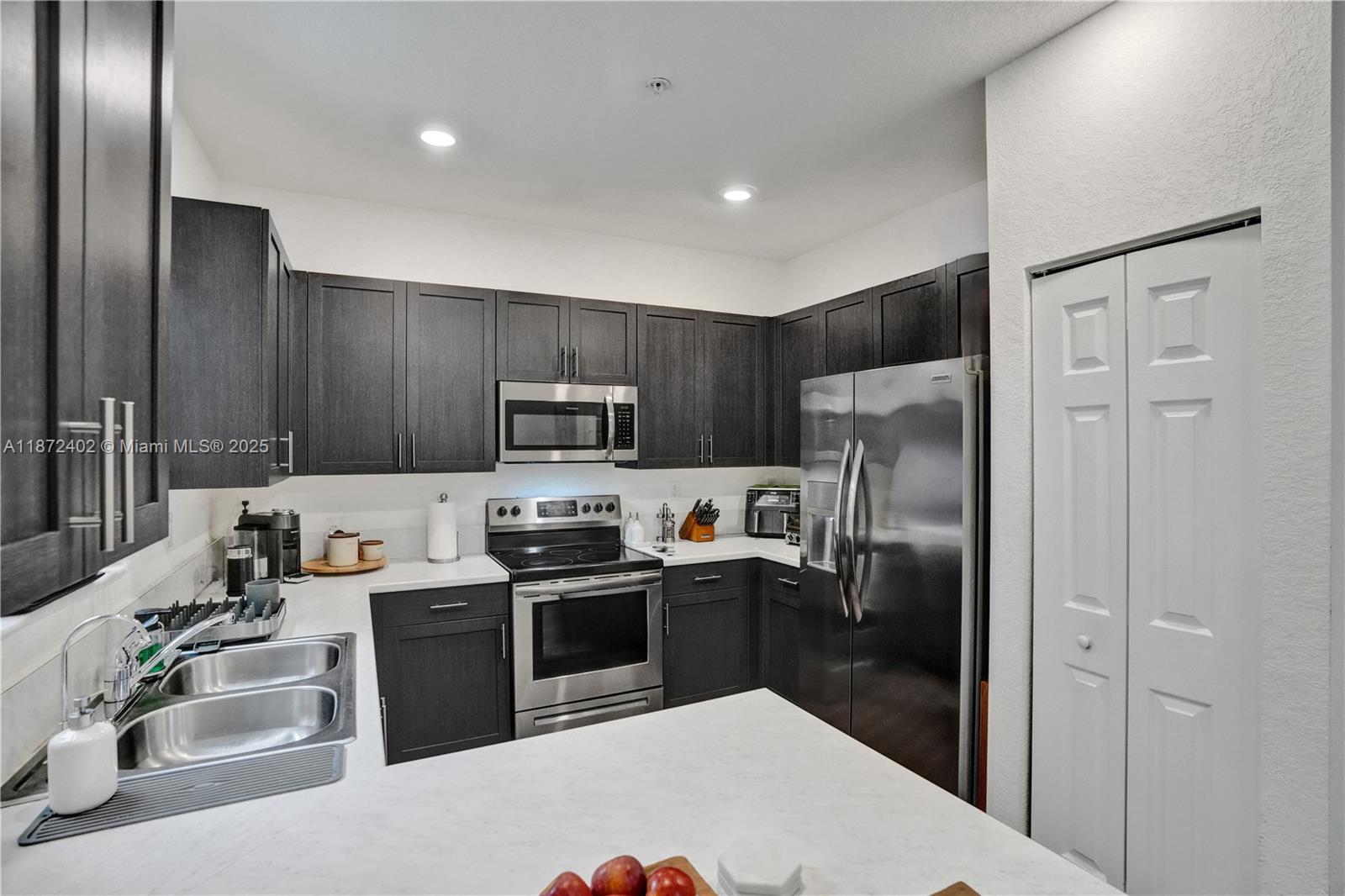 STELLAR PEMBROKE PINES - Residential
