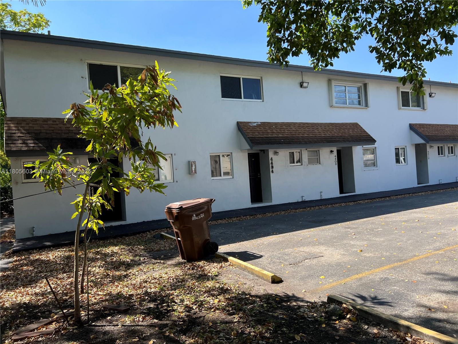 4424 W 12th Ln 7, Hialeah, Miami-Dade County, Florida - 2 Bedrooms  
3 Bathrooms - 