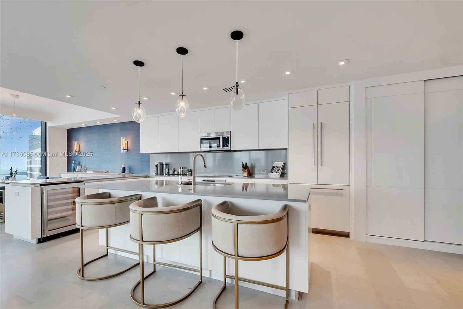 REACH CONDO - Residential