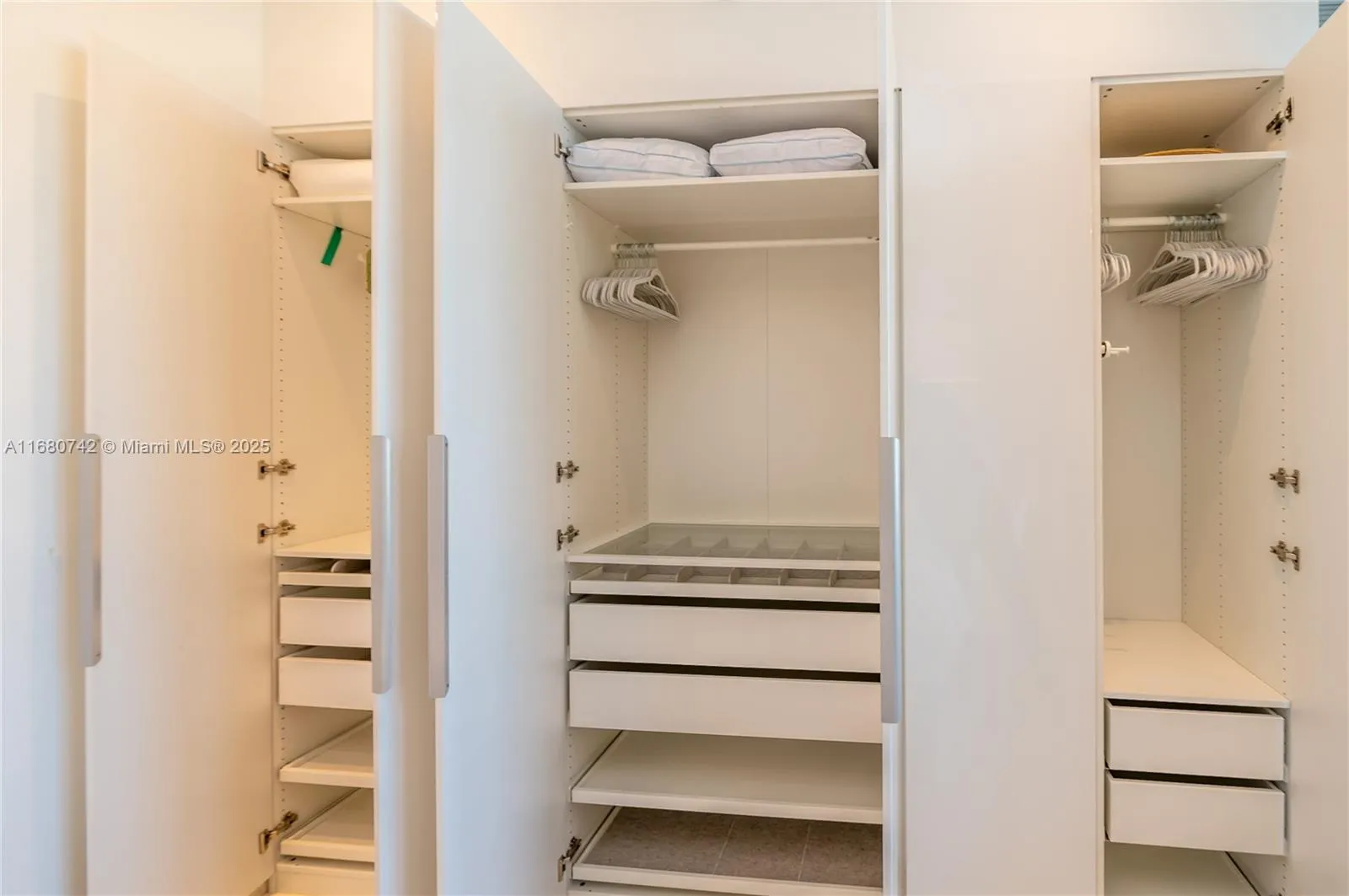 Key Biscayne, Florida 33149, United States, 1 Bedroom Bedrooms, ,2 BathroomsBathrooms,Residential,Active,37451