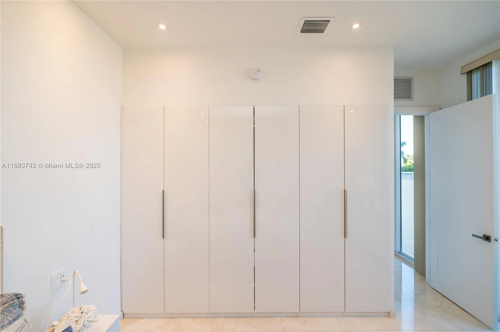 Key Biscayne, Florida 33149, United States, 1 Bedroom Bedrooms, ,2 BathroomsBathrooms,Residential,Active,37451