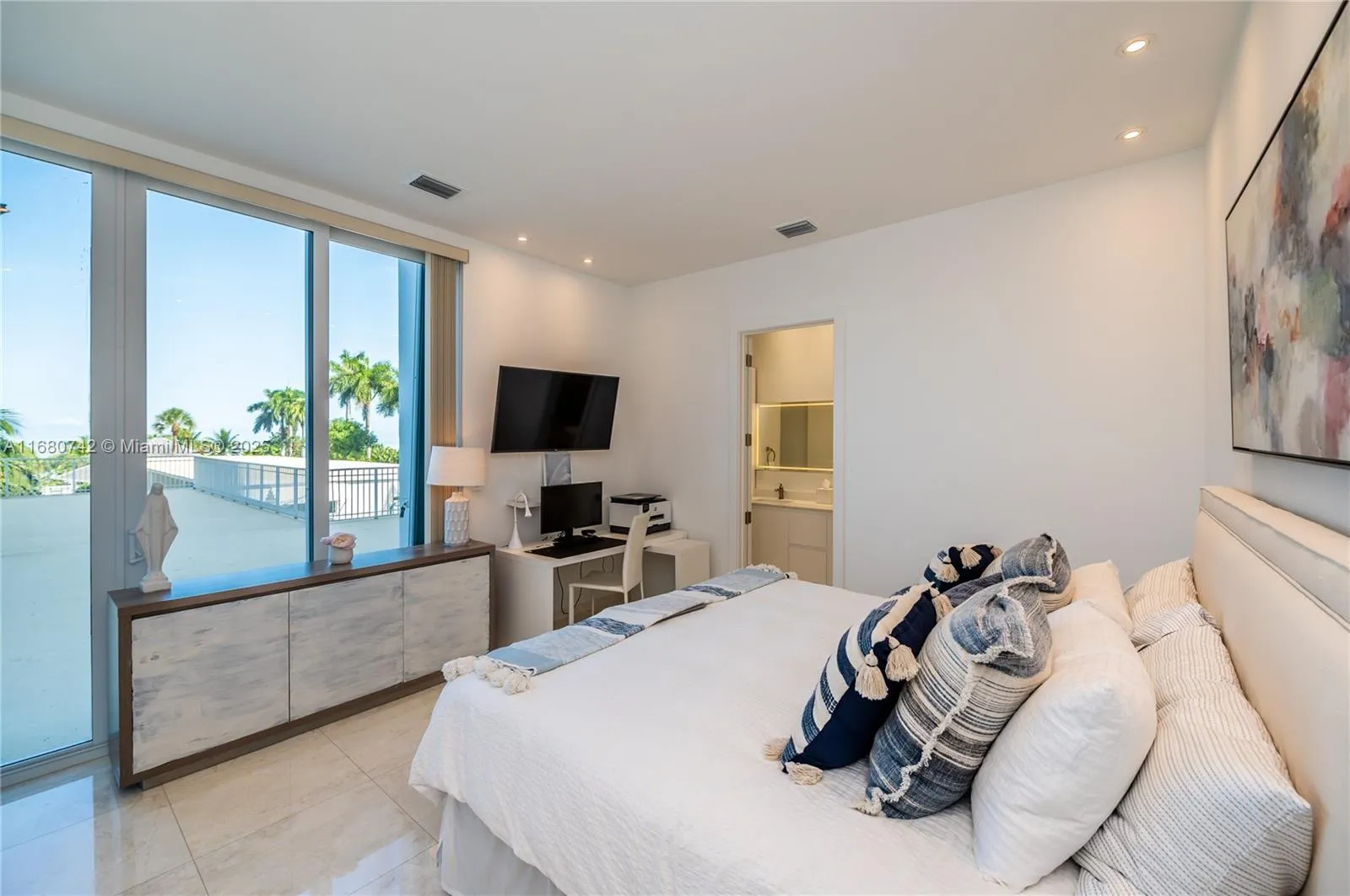 Key Biscayne, Florida 33149, United States, 1 Bedroom Bedrooms, ,2 BathroomsBathrooms,Residential,Active,37451