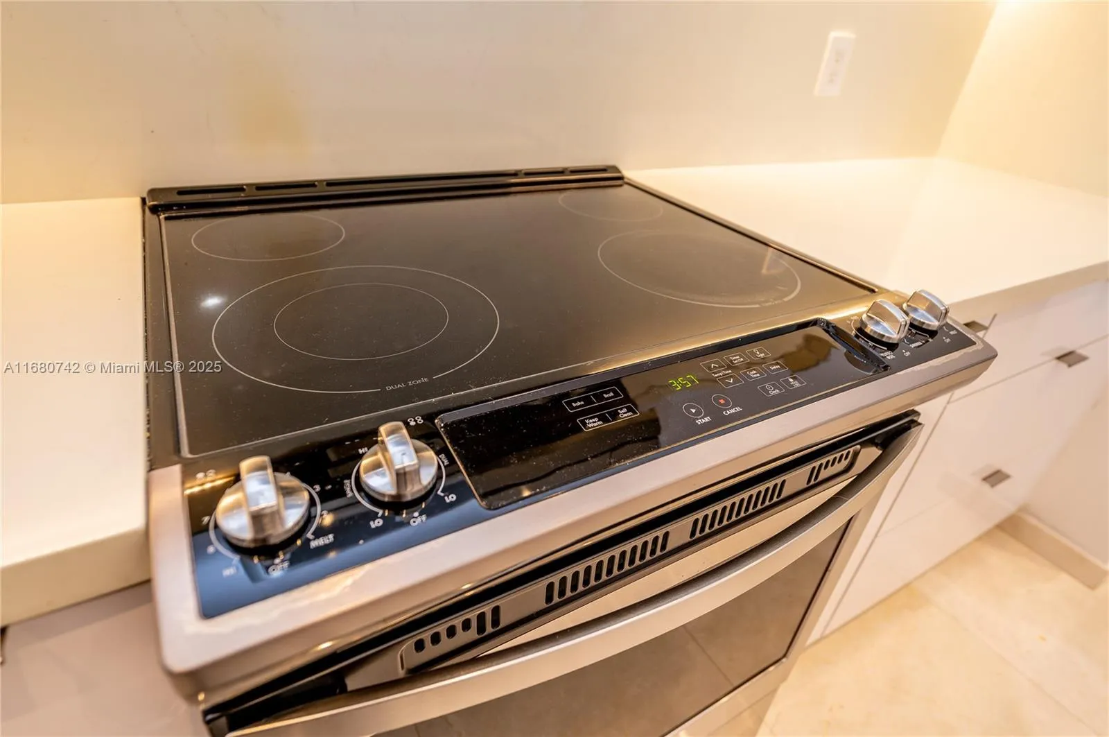 Key Biscayne, Florida 33149, United States, 1 Bedroom Bedrooms, ,2 BathroomsBathrooms,Residential,Active,37451