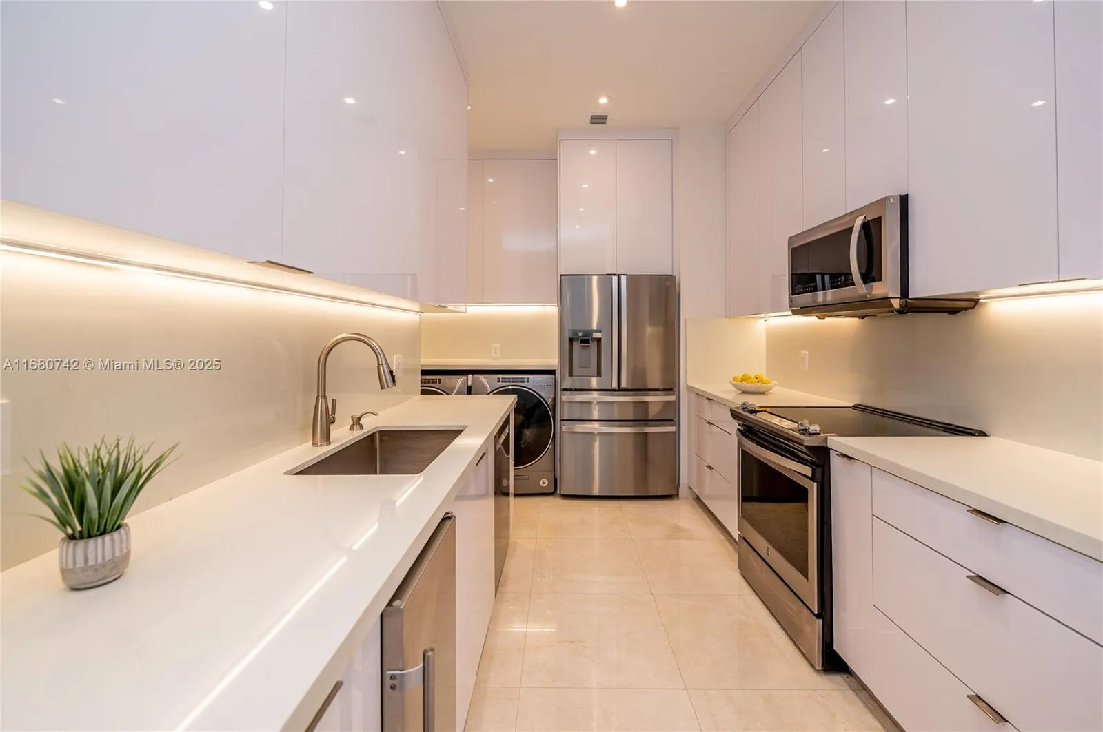 Key Biscayne, Florida 33149, United States, 1 Bedroom Bedrooms, ,2 BathroomsBathrooms,Residential,Active,37451