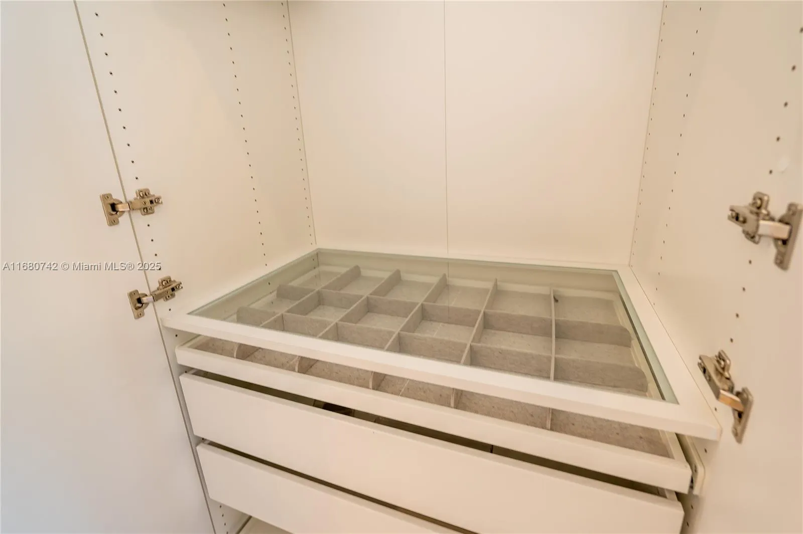 Key Biscayne, Florida 33149, United States, 1 Bedroom Bedrooms, ,2 BathroomsBathrooms,Residential,Active,37451