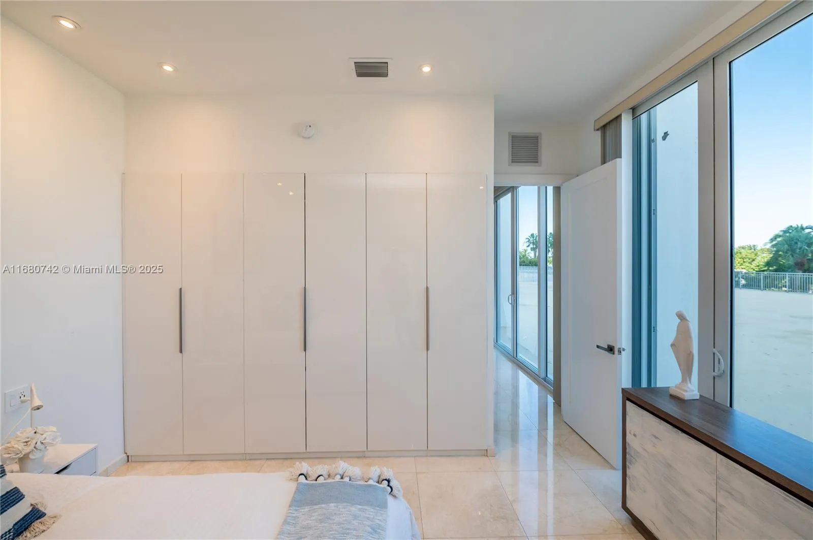 Key Biscayne, Florida 33149, United States, 1 Bedroom Bedrooms, ,2 BathroomsBathrooms,Residential,Active,37451