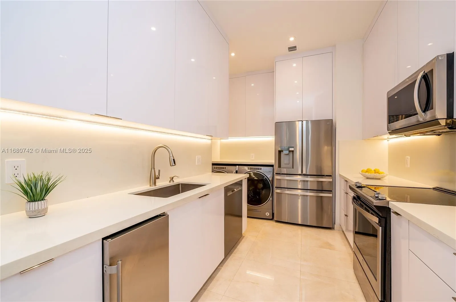 Key Biscayne, Florida 33149, United States, 1 Bedroom Bedrooms, ,2 BathroomsBathrooms,Residential,Active,37451