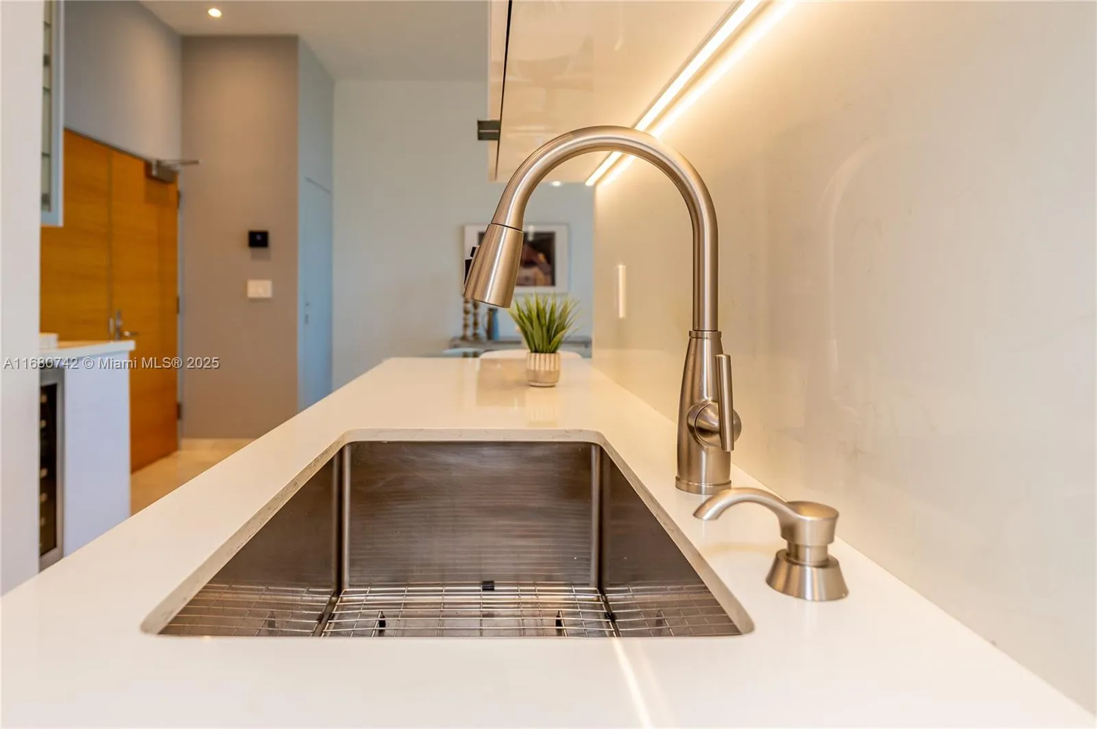 Key Biscayne, Florida 33149, United States, 1 Bedroom Bedrooms, ,2 BathroomsBathrooms,Residential,Active,37451