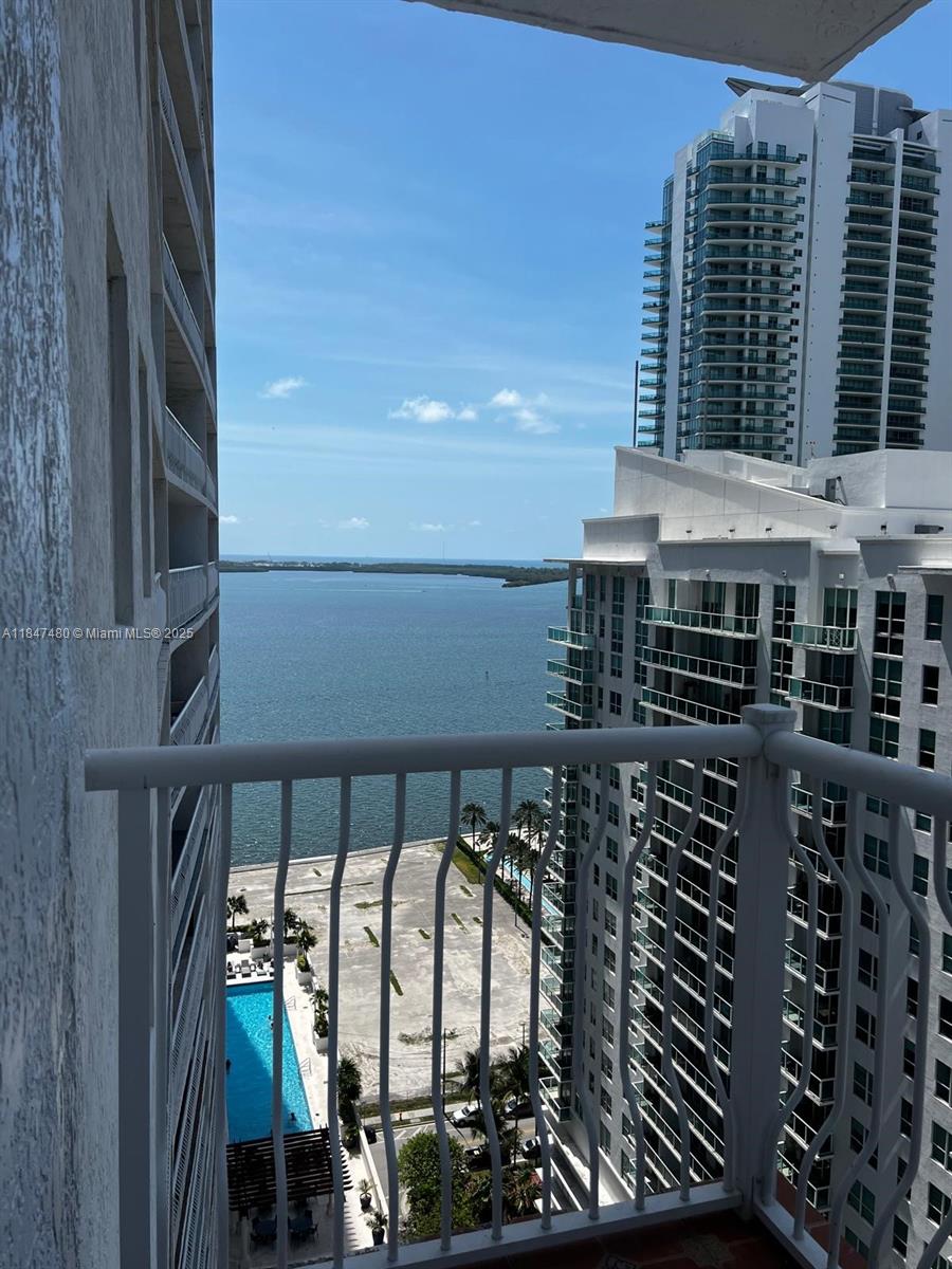 Spacious corner unit at The Club at Brickell Bay, 2 bed/2 bath plus den/office space. Freshly painted, laminate flooring, wrap-around balcony. Great amenities including 2 pools, jacuzzi, spa, gym, game room, kids room and party room. 24-hour concierge and valet parking. Walking distance to restaurants, supermarket, pharmacy and more.