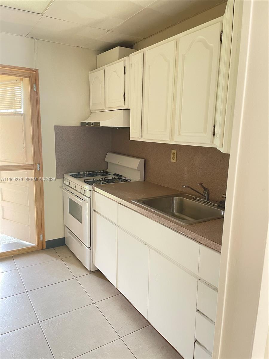 HOLLYWOOD ESTATES - Residential Income