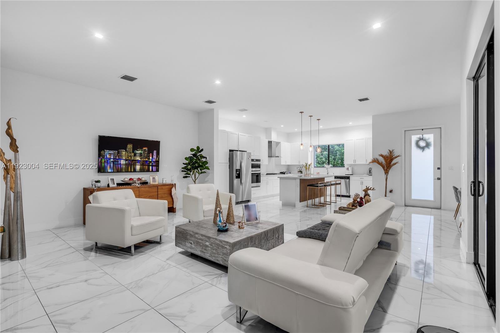 CANARIAS EAST - Residential Lease