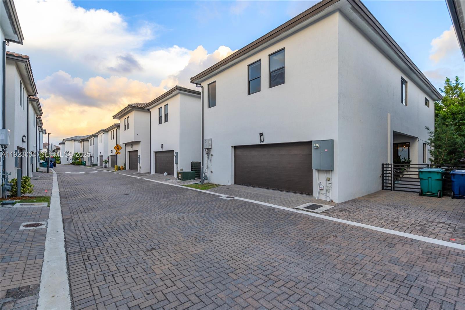 CANARIAS EAST - Residential Lease