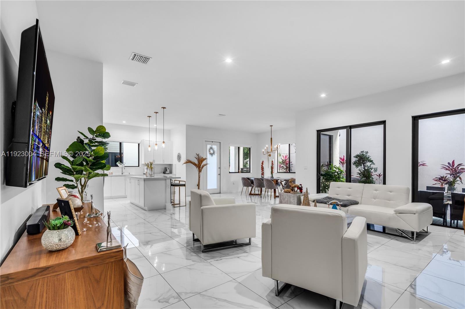 CANARIAS EAST - Residential Lease