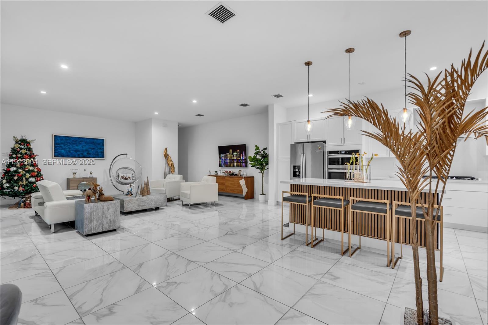 CANARIAS EAST - Residential Lease