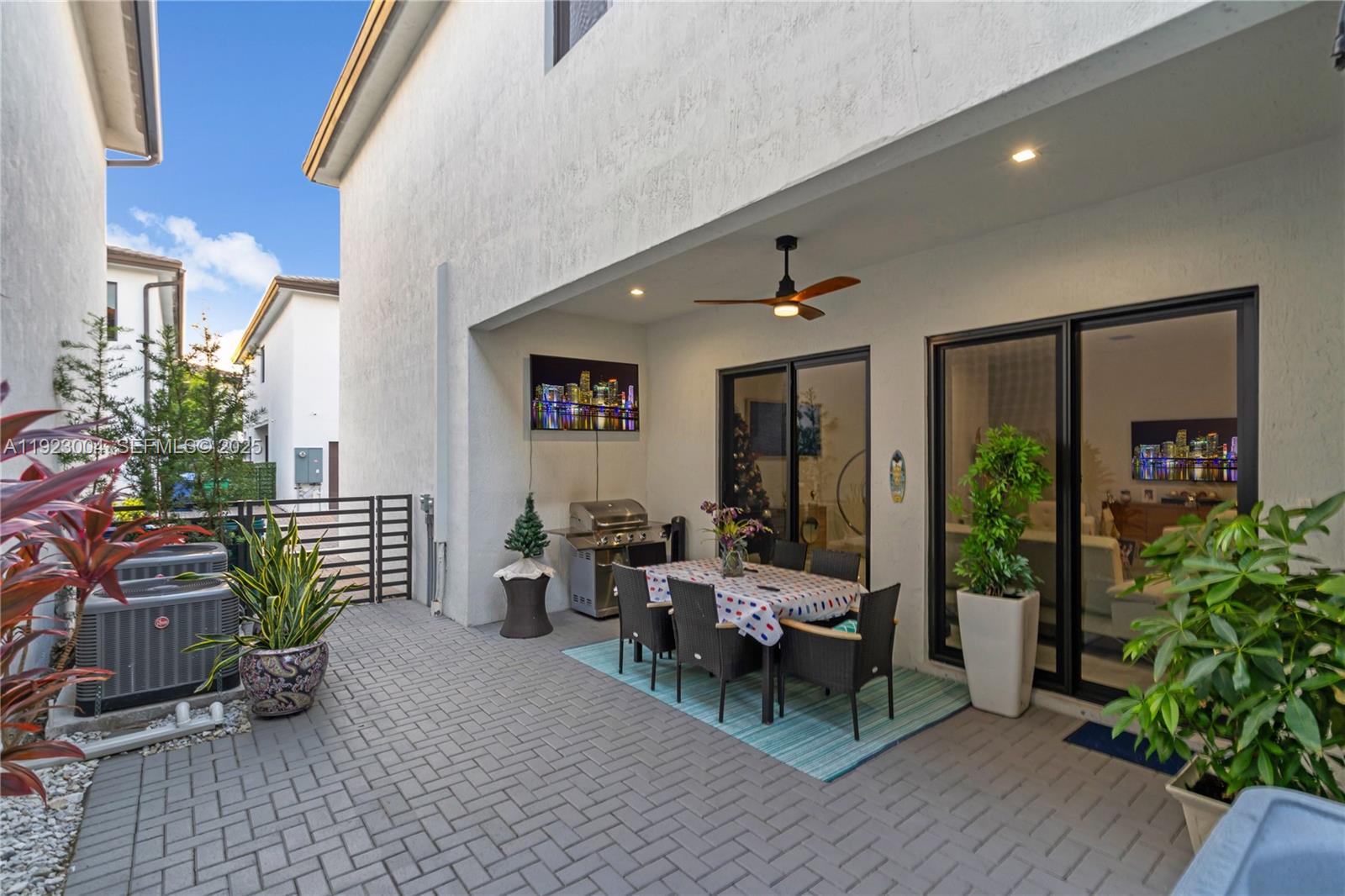 CANARIAS EAST - Residential Lease