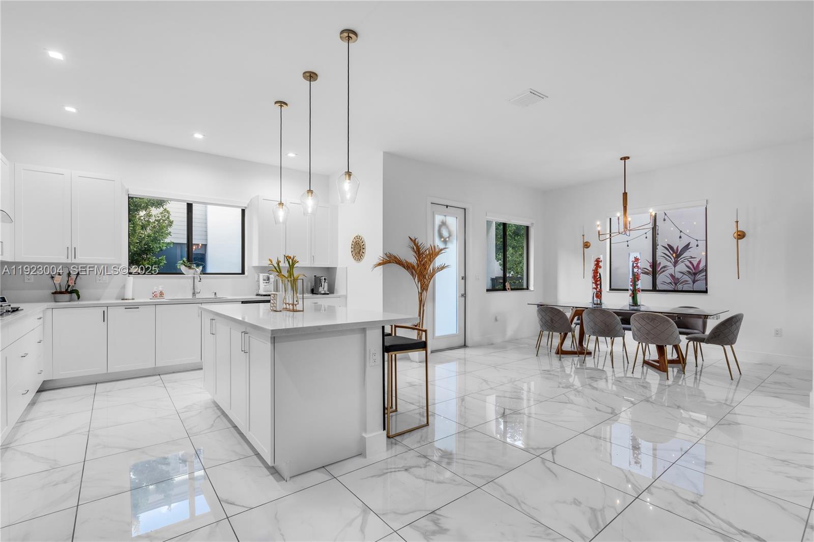 CANARIAS EAST - Residential Lease