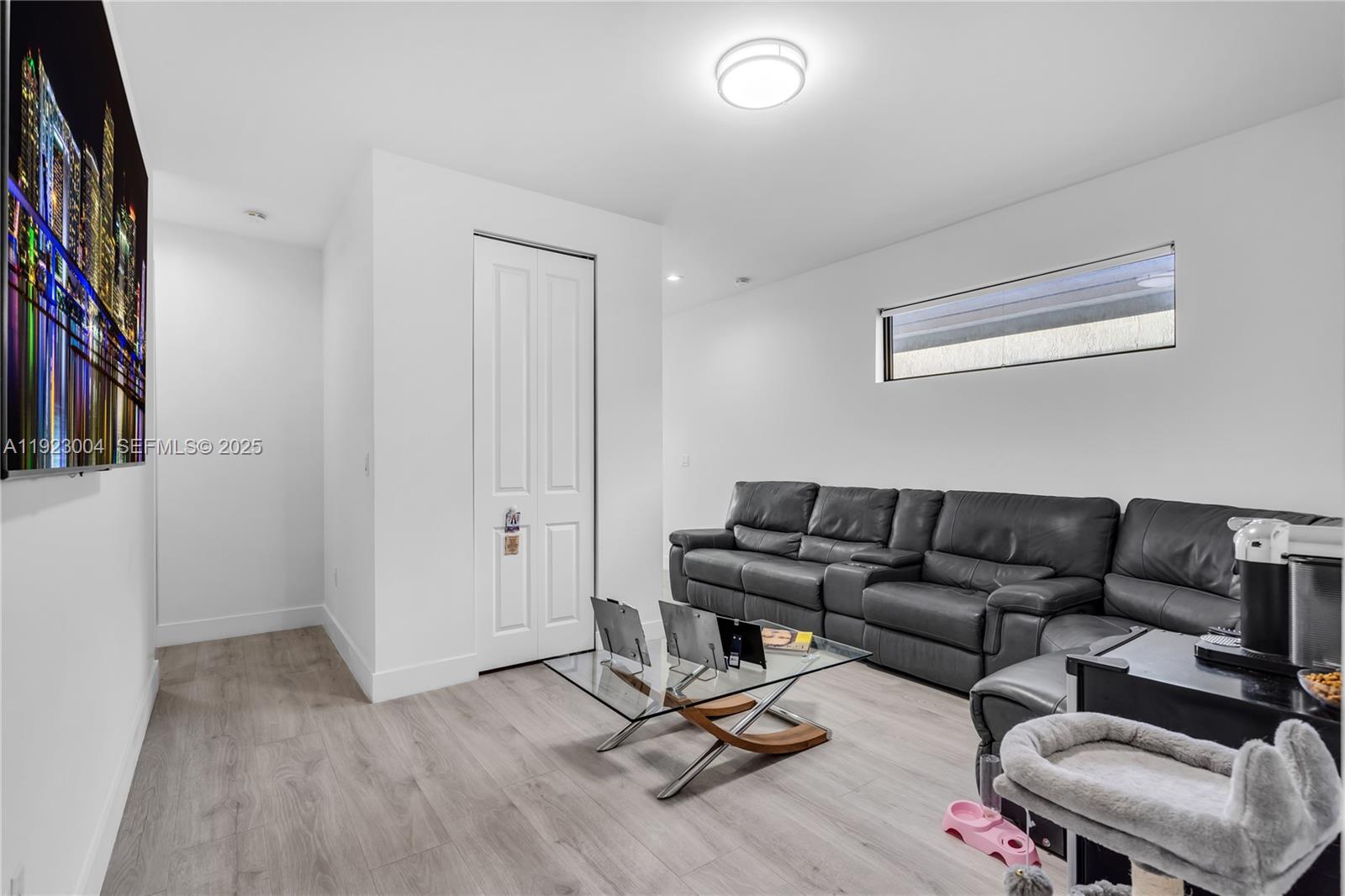 CANARIAS EAST - Residential Lease