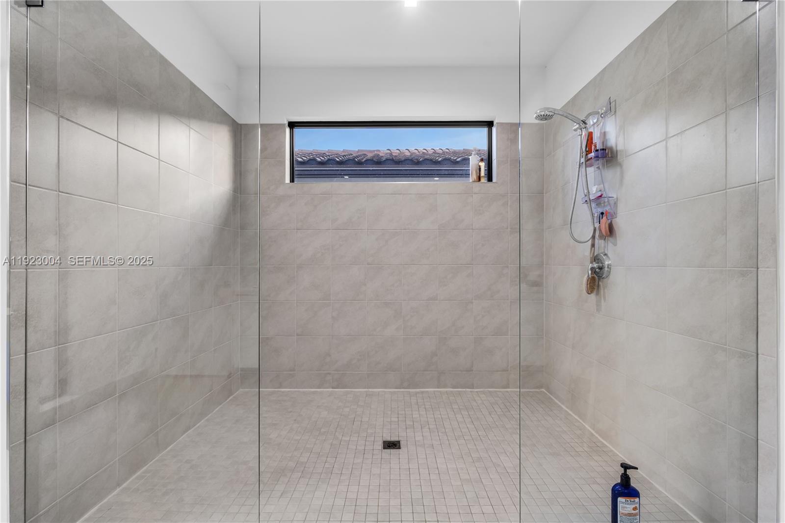 CANARIAS EAST - Residential Lease