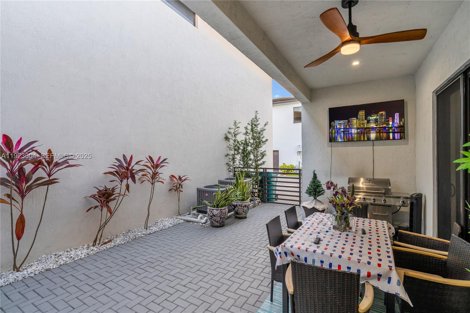 CANARIAS EAST - Residential Lease