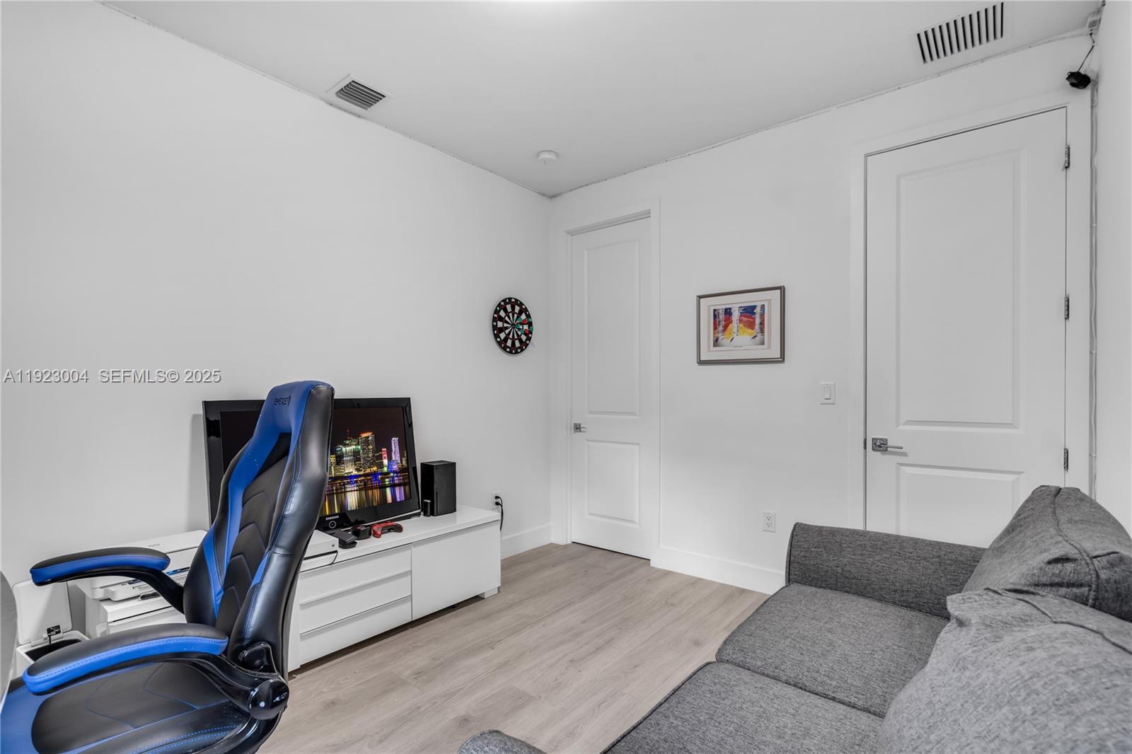 CANARIAS EAST - Residential Lease