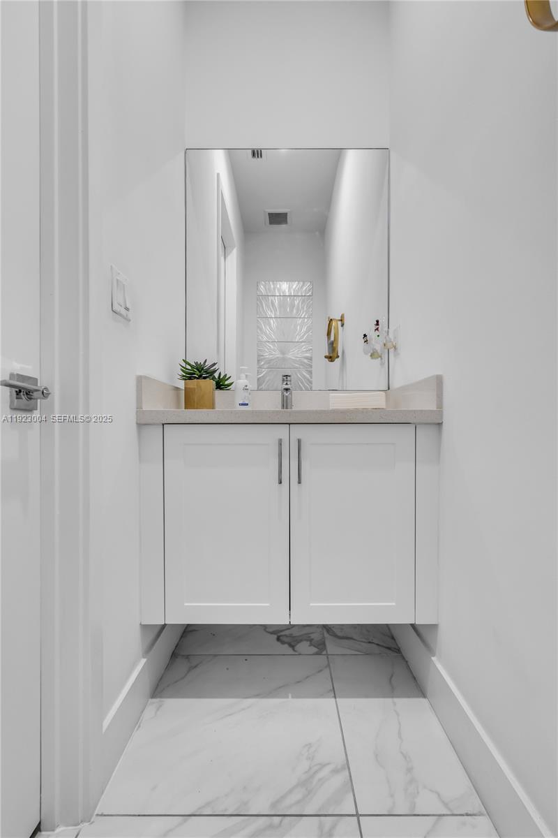 CANARIAS EAST - Residential Lease