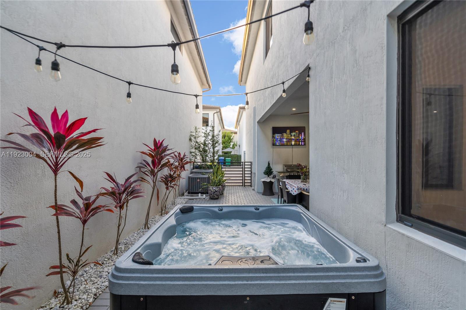 CANARIAS EAST - Residential Lease