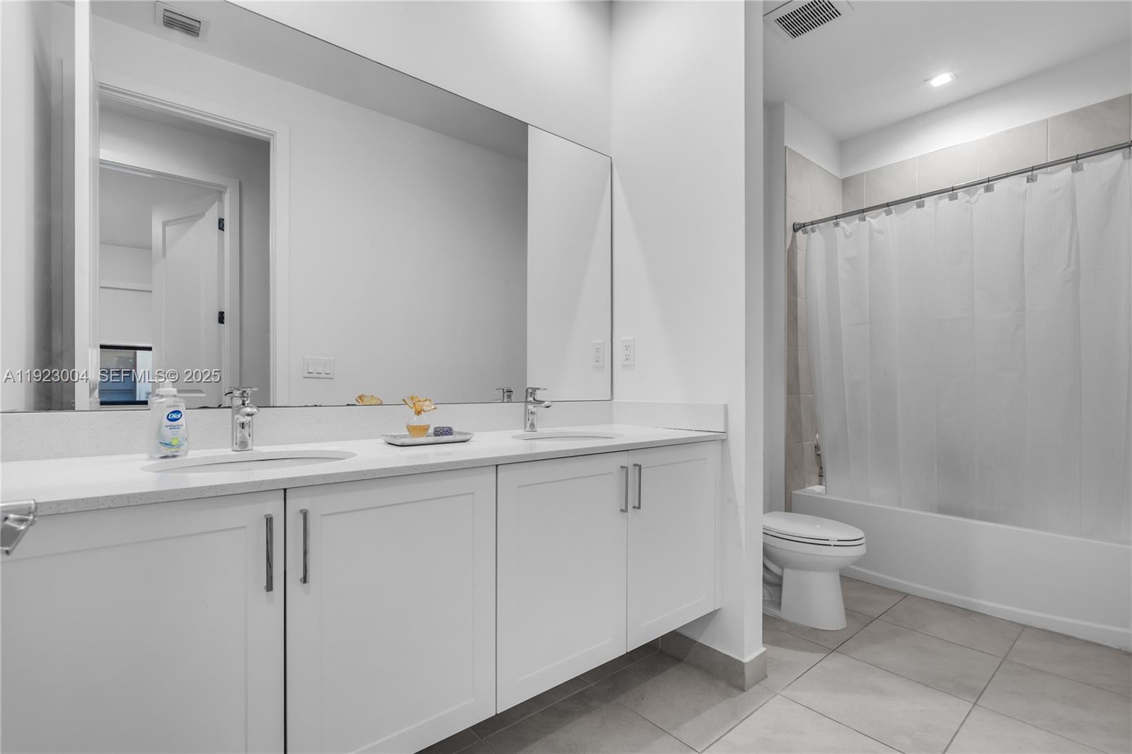 CANARIAS EAST - Residential Lease