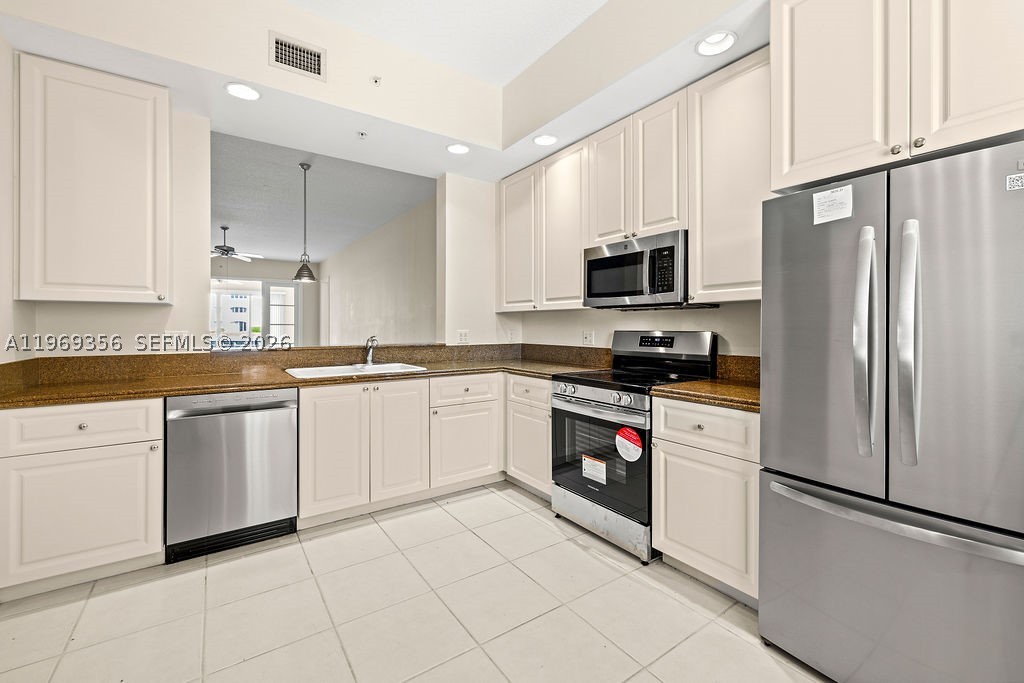 17 Harbour Isle Dr W 103