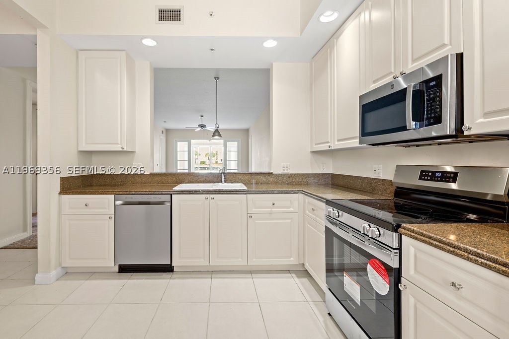 17 Harbour Isle Dr W 103