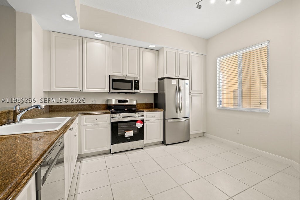17 Harbour Isle Dr W 103
