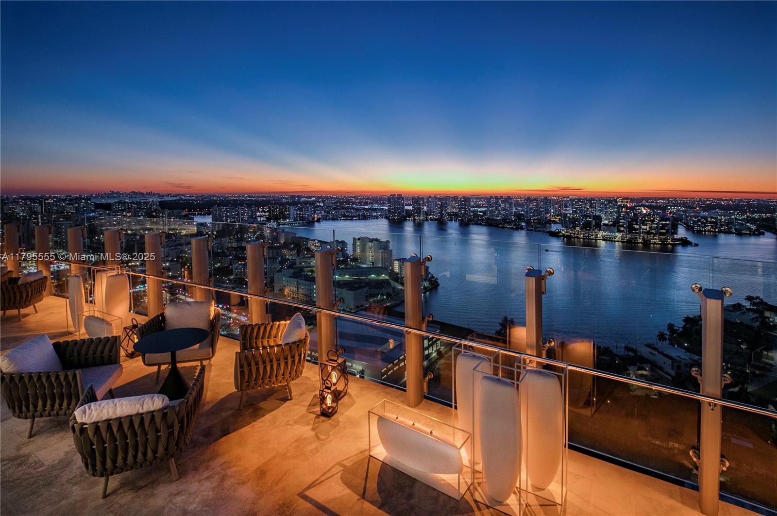 TURNBERRY OCEAN CLUB - Residential