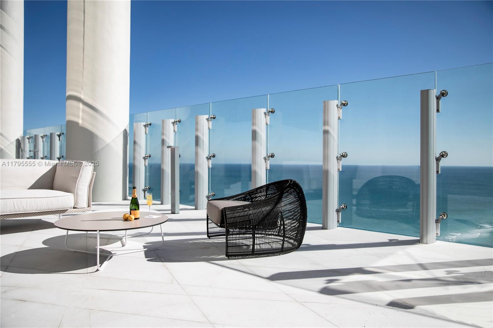 TURNBERRY OCEAN CLUB - Residential