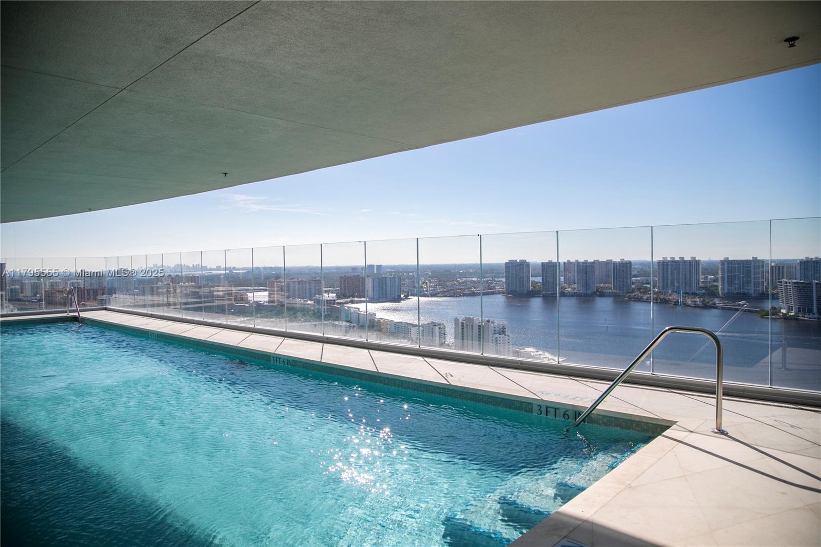 TURNBERRY OCEAN CLUB - Residential
