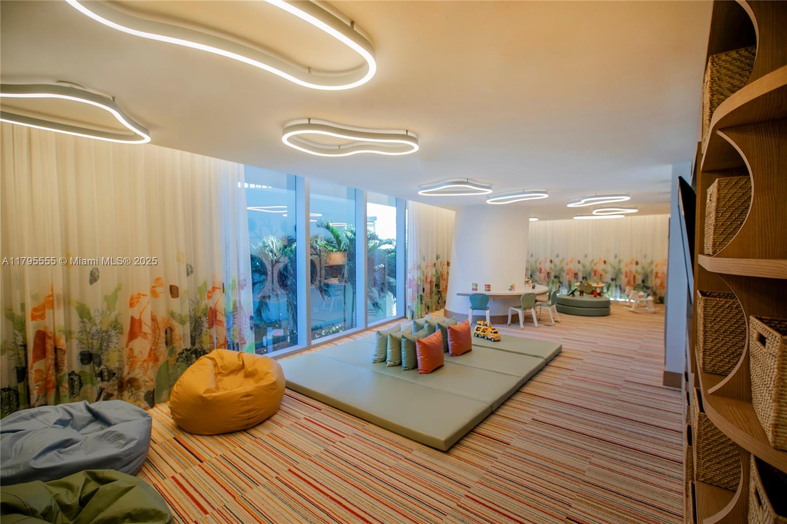 TURNBERRY OCEAN CLUB - Residential