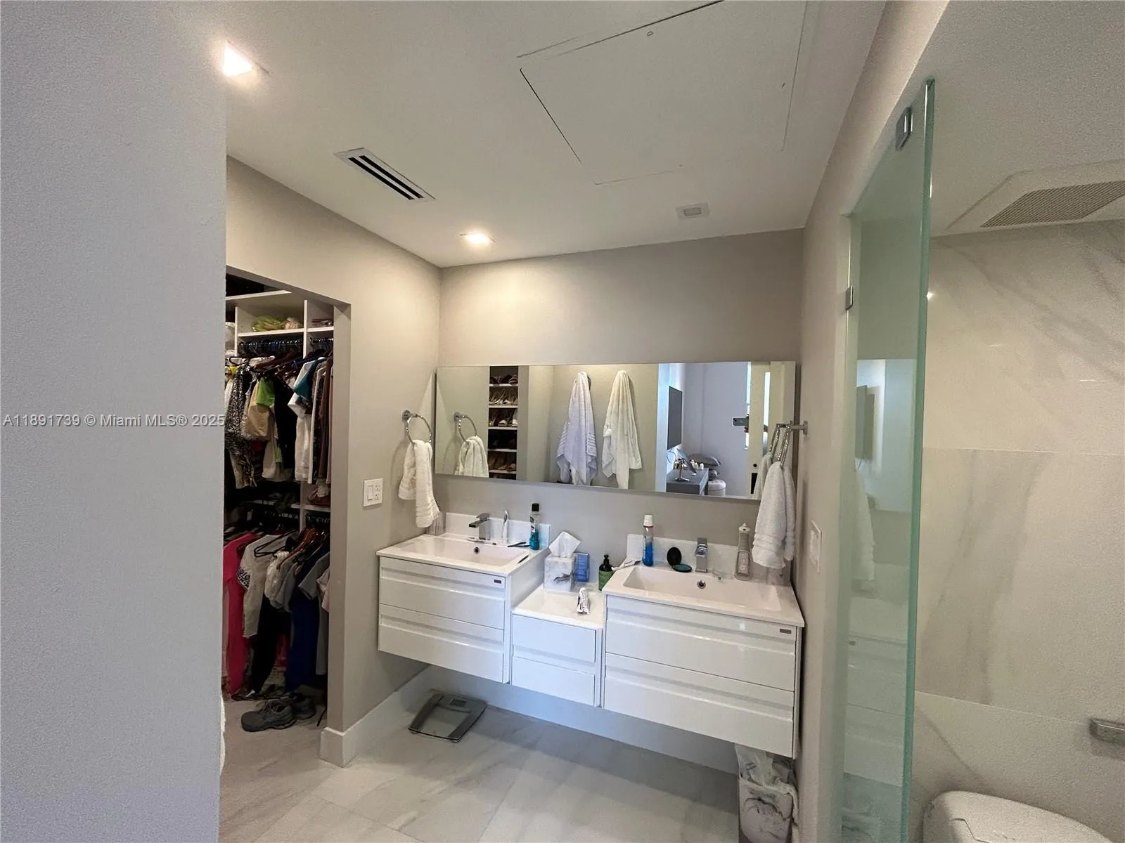 Coral Gables, Florida 33134, United States, 2 Bedrooms Bedrooms, ,2 BathroomsBathrooms,Residential,Active,223600