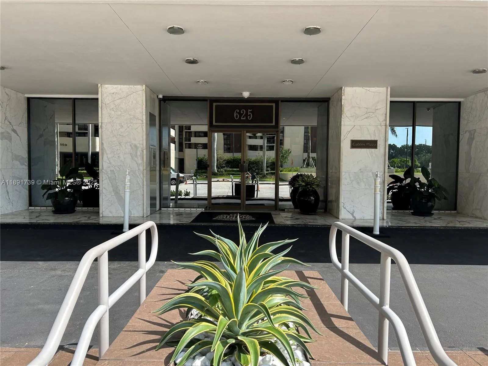 Coral Gables, Florida 33134, United States, 2 Bedrooms Bedrooms, ,2 BathroomsBathrooms,Residential,Active,223600