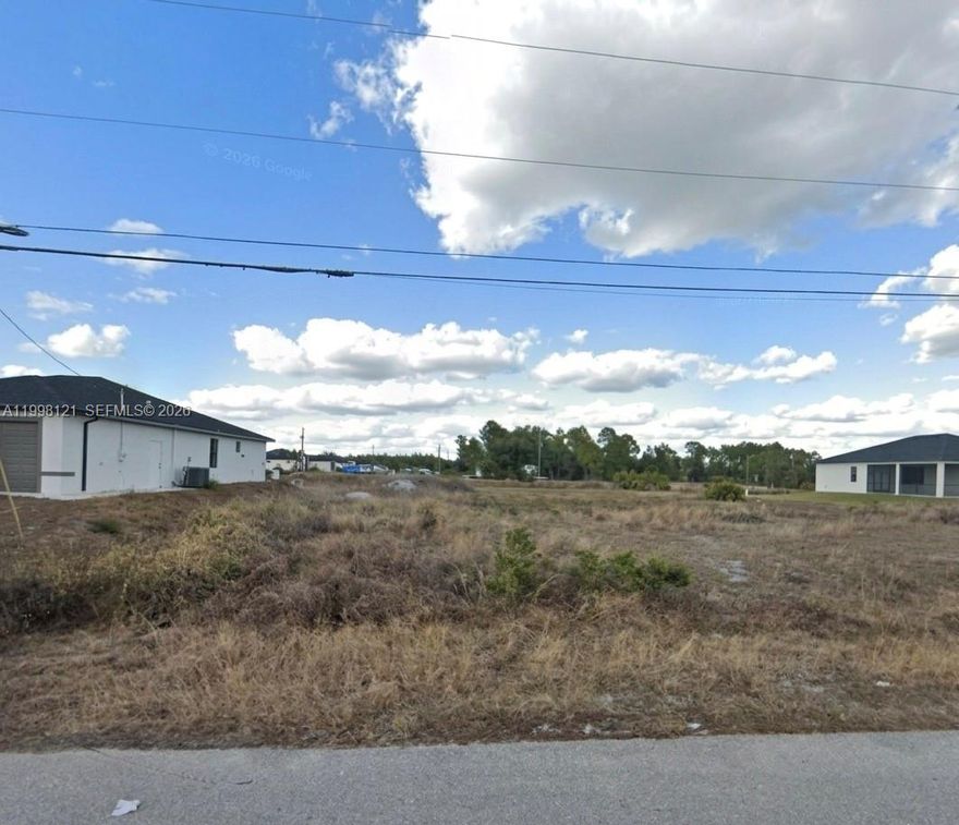 RESIDENTIAL LAND IN DEVELOPING COMMUNITY. SELLER MOTIVATED. THERE ARE HOUSES CURRENTLY BESIDE THE LAND AND PAVED ROADS.