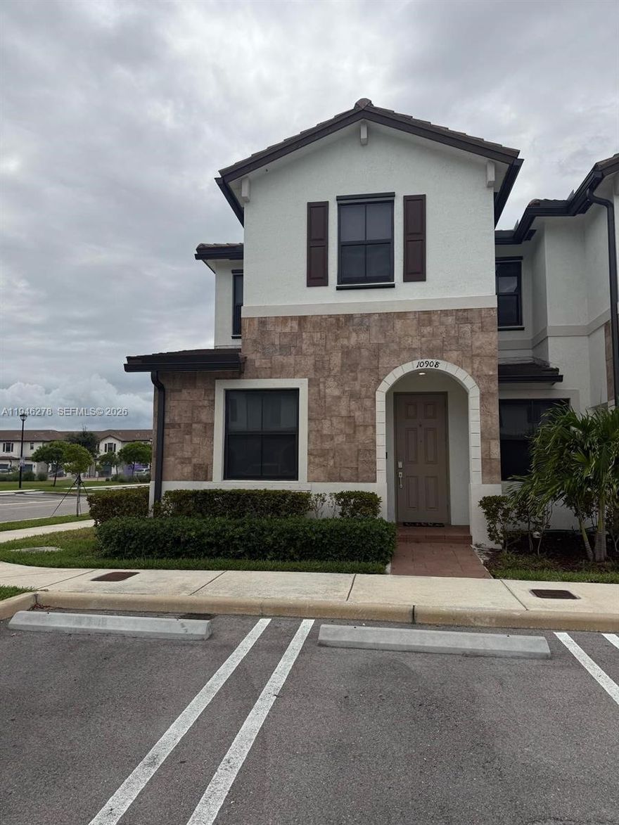 Beautifully maintained villa located in the highly desirable Aquabella Community. This home features fully renovated laminated flooring throughout, state- of the art lighting, and bright open layout with modern patio. Conveniently located near to-rated schools, major highways, shopping and dining.