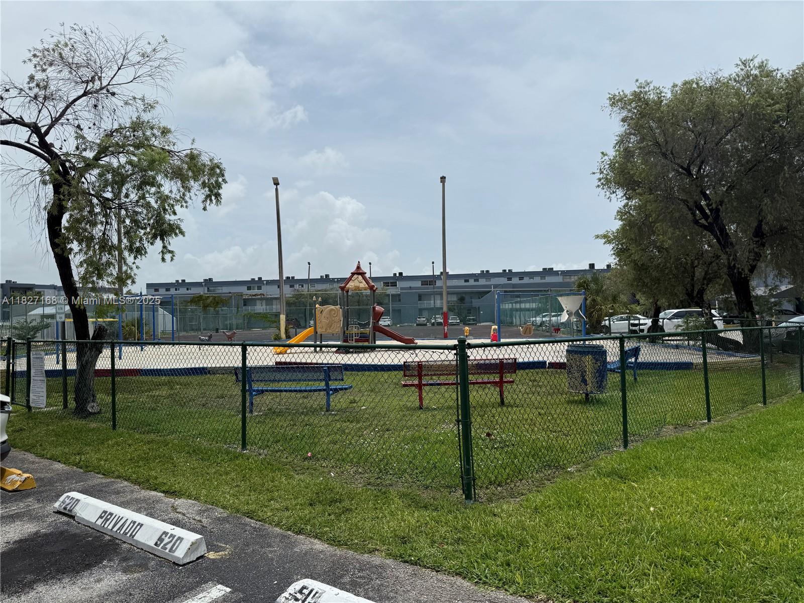 THE BEACH CLUB FONTAINEBL - Residential