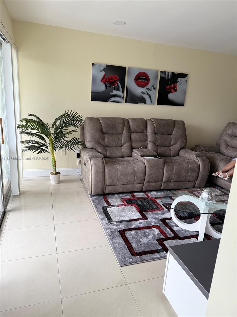 THE BEACH CLUB FONTAINEBL - Residential