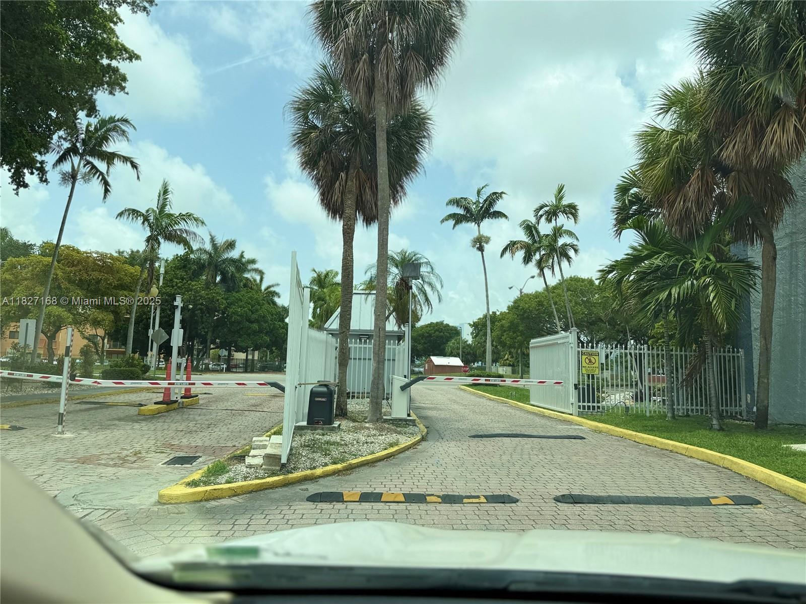 THE BEACH CLUB FONTAINEBL - Residential