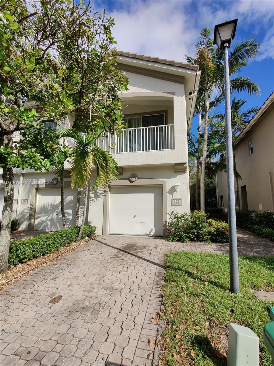 2-BED, 2-BATH TOWNHOUSE W/ LAMINATE FLOORING, OPEN BALCONY, WALK-IN CLOSET, IN-UNIT LAUNDRY AND ENCLOSED GARAGE. LOCATED IN SECURED THOUSAND OAKS COMMUNITY W/ 24-HOUR SECURITY, CLUBHOUSE, GYM, SWIMMING POOL, PLAYGROUND, TENNIS & BASKETBALL COURTS. FIRST MONTH'S RENT + 2 SEC. DEPOSITS REQUIRED FOR ENTRY. UTILITIES PAID SEPARATELY. PET OWNERS INCUR $250 FEE, MAX 25 LBS.