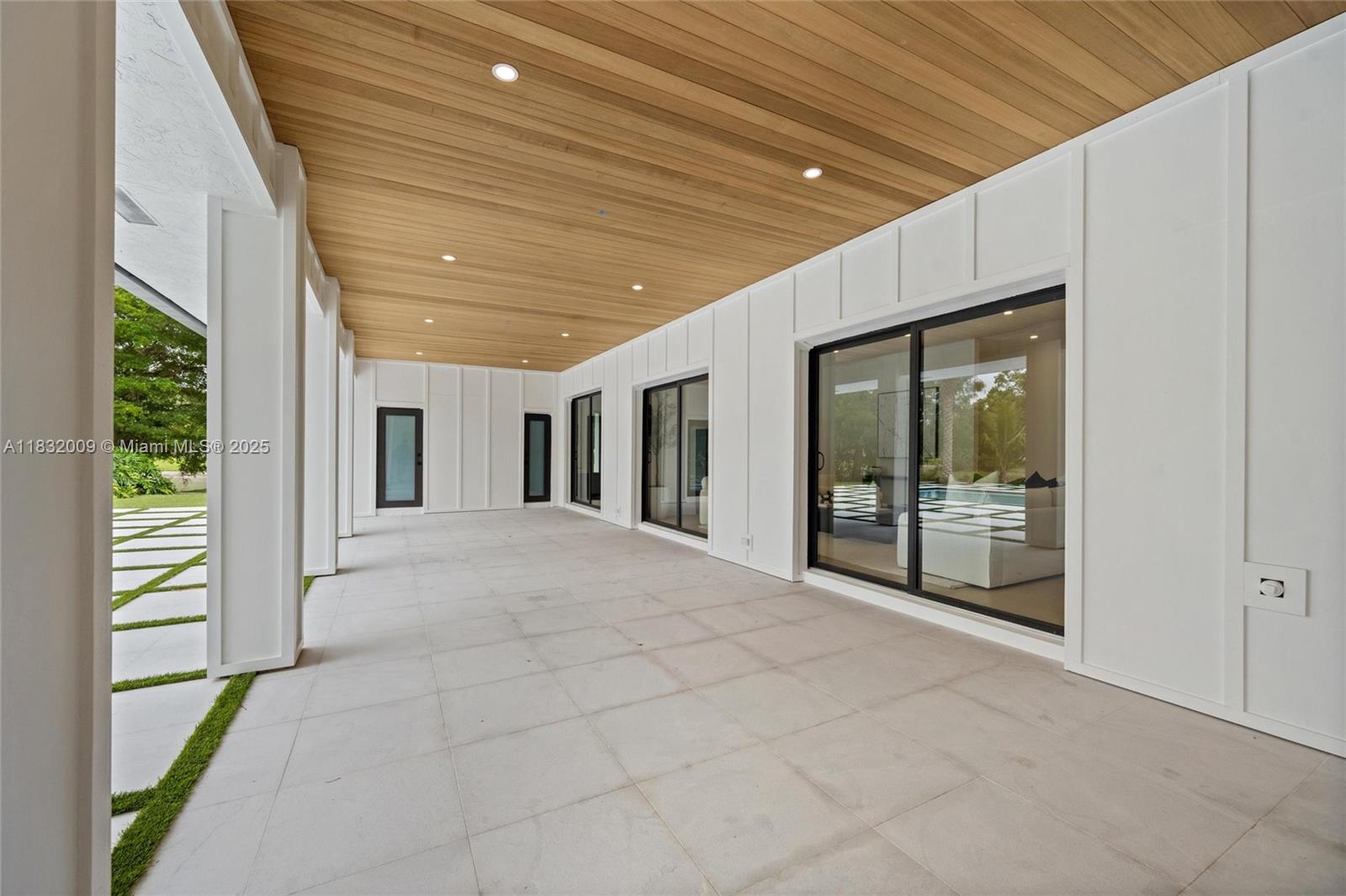 BREAKERS WEST - Residential