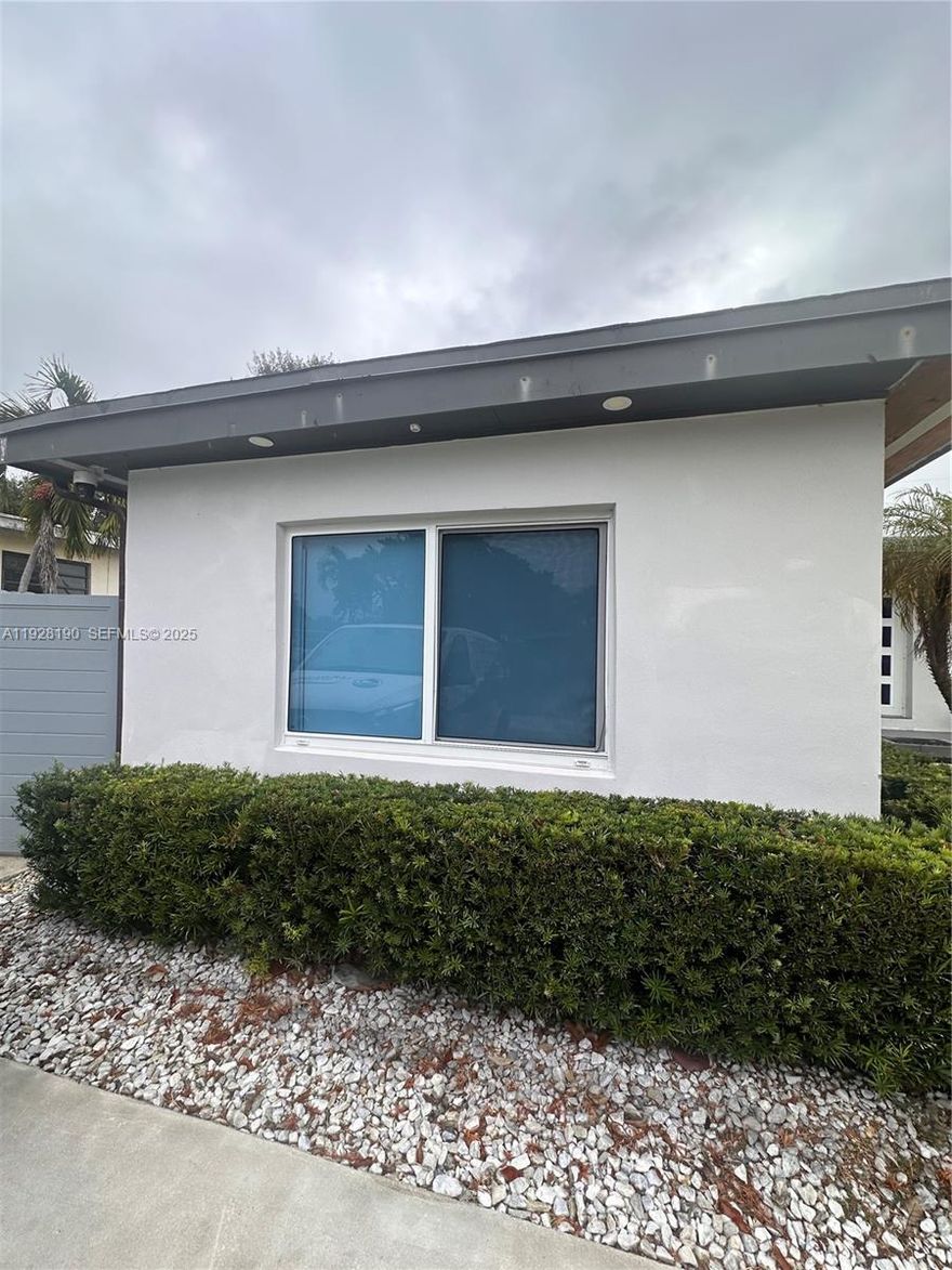 Fully Remodeled Efficiency with Private Entrance in Cutler Bay!
Step into this beautifully renovated efficiency at 20625 Jacaranda Rd. This modern unit features a private entrance, updated kitchen and bathroom, and brand-new flooring throughout—perfect for comfortable, hassle-free living.
Utilities are a breeze with water and electricity included, and parking is readily available for your convenience. Located in a quiet, friendly neighborhood, this unit is close to shopping, dining, parks, and major roadways.
Move-in ready and ideal for anyone seeking a stylish, low-maintenance space in Cutler Bay!